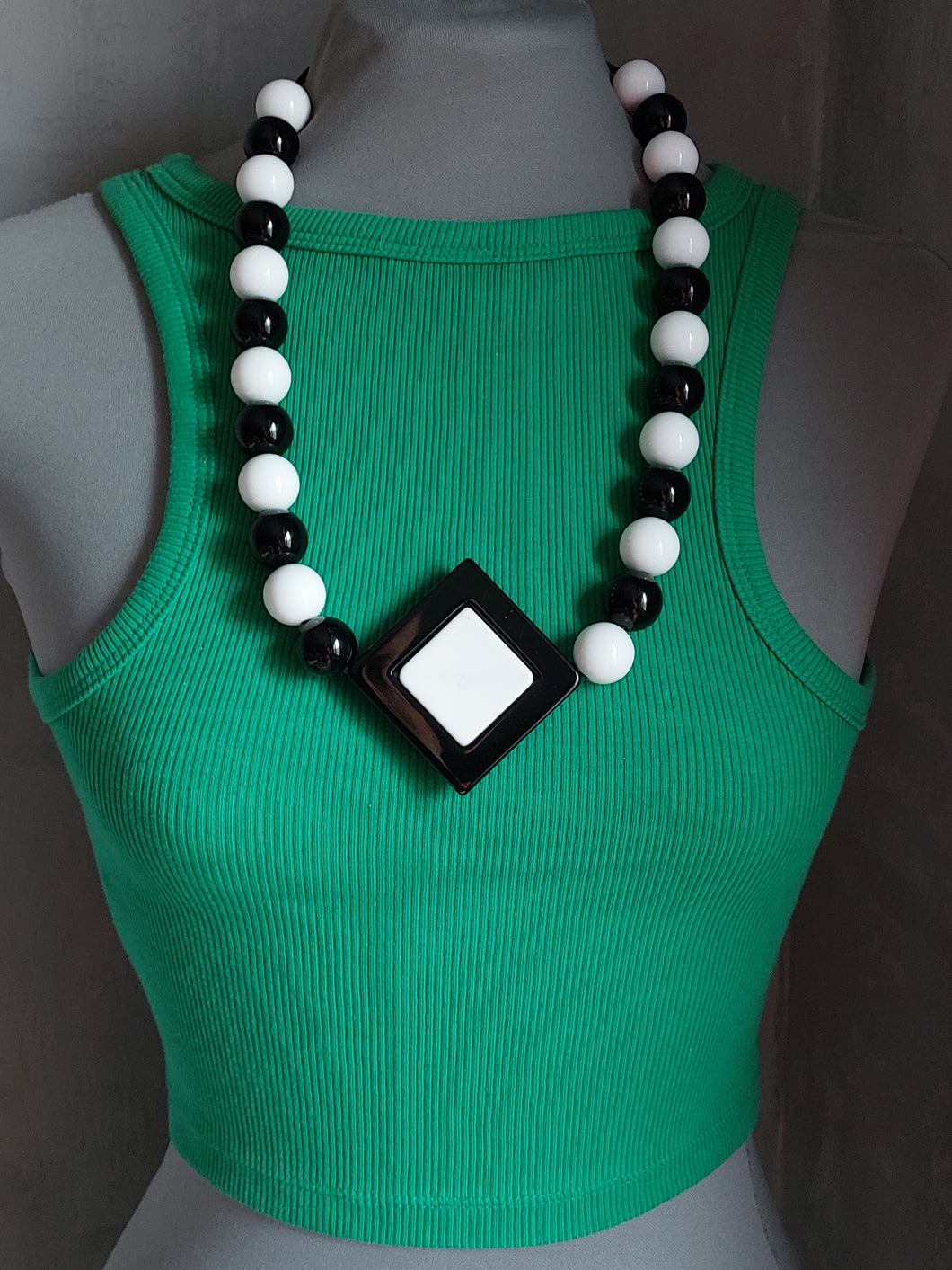 Collana bianco e nero