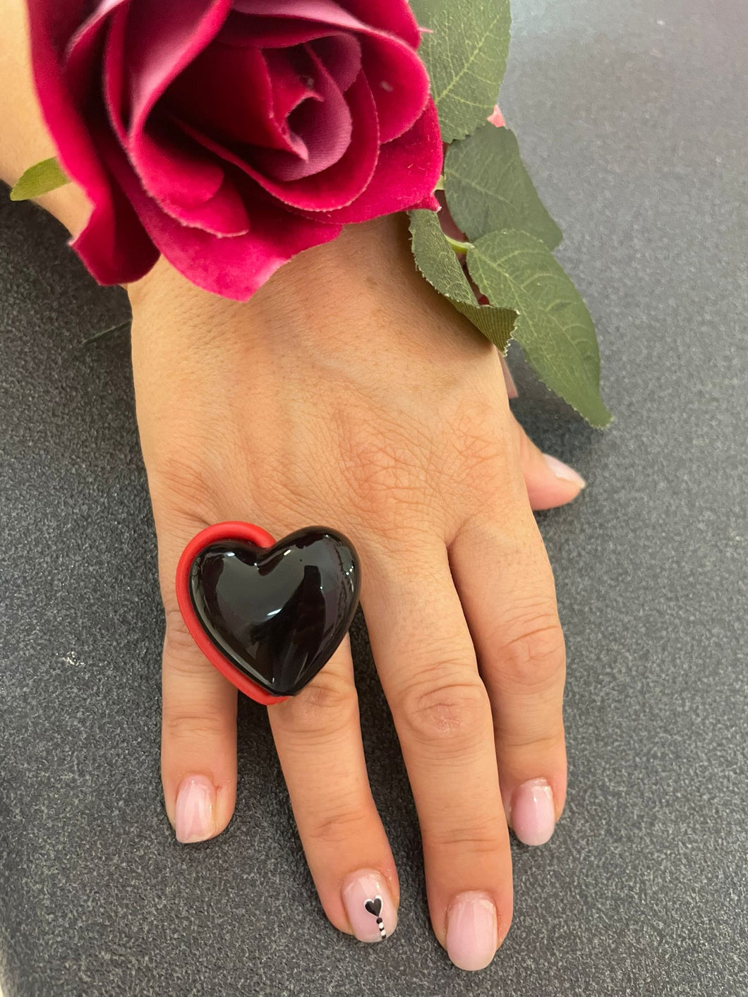 Anello cuore 3d nero con bordo rosso