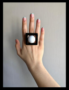 Anello quadro nero e bianco