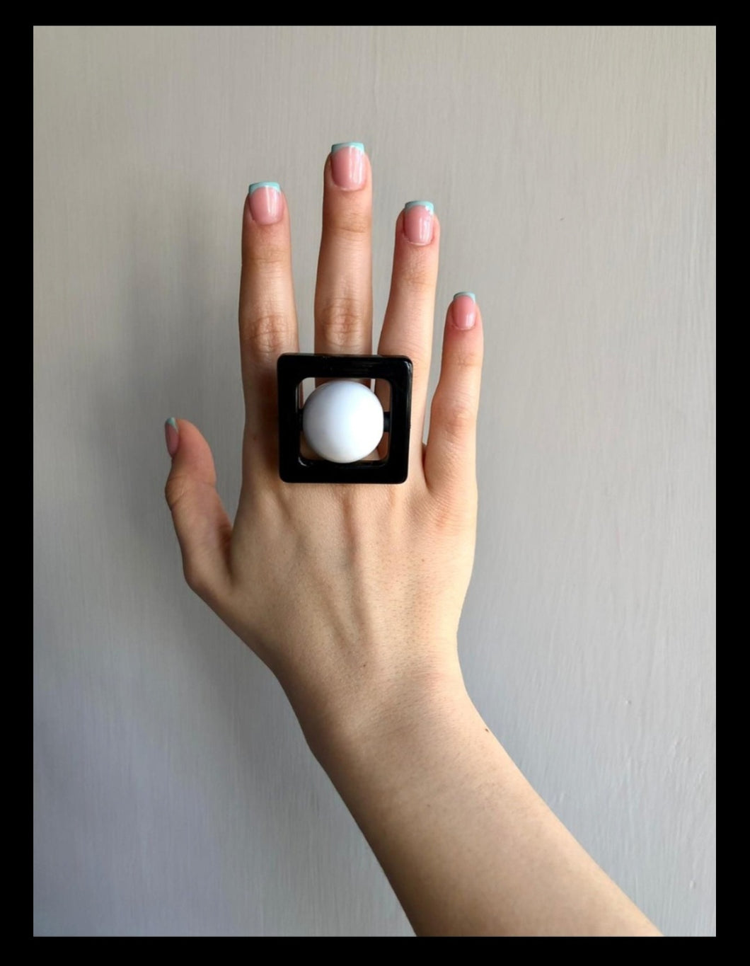 Anello quadro nero e bianco