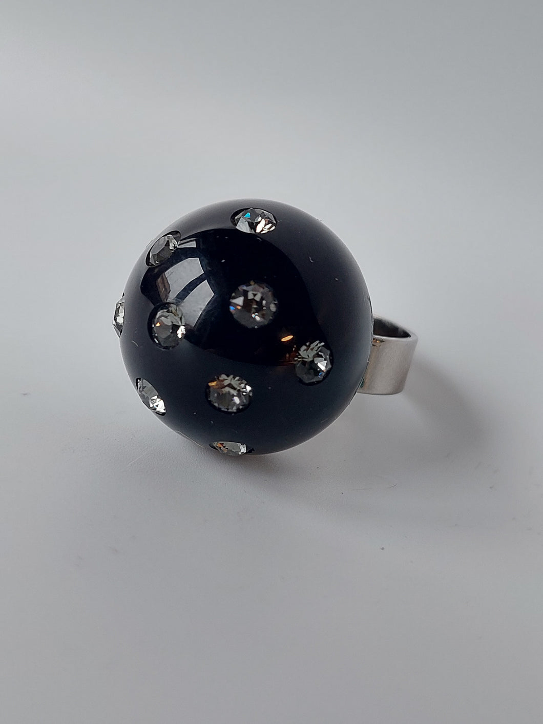 Anello nero con elementi trasparenti