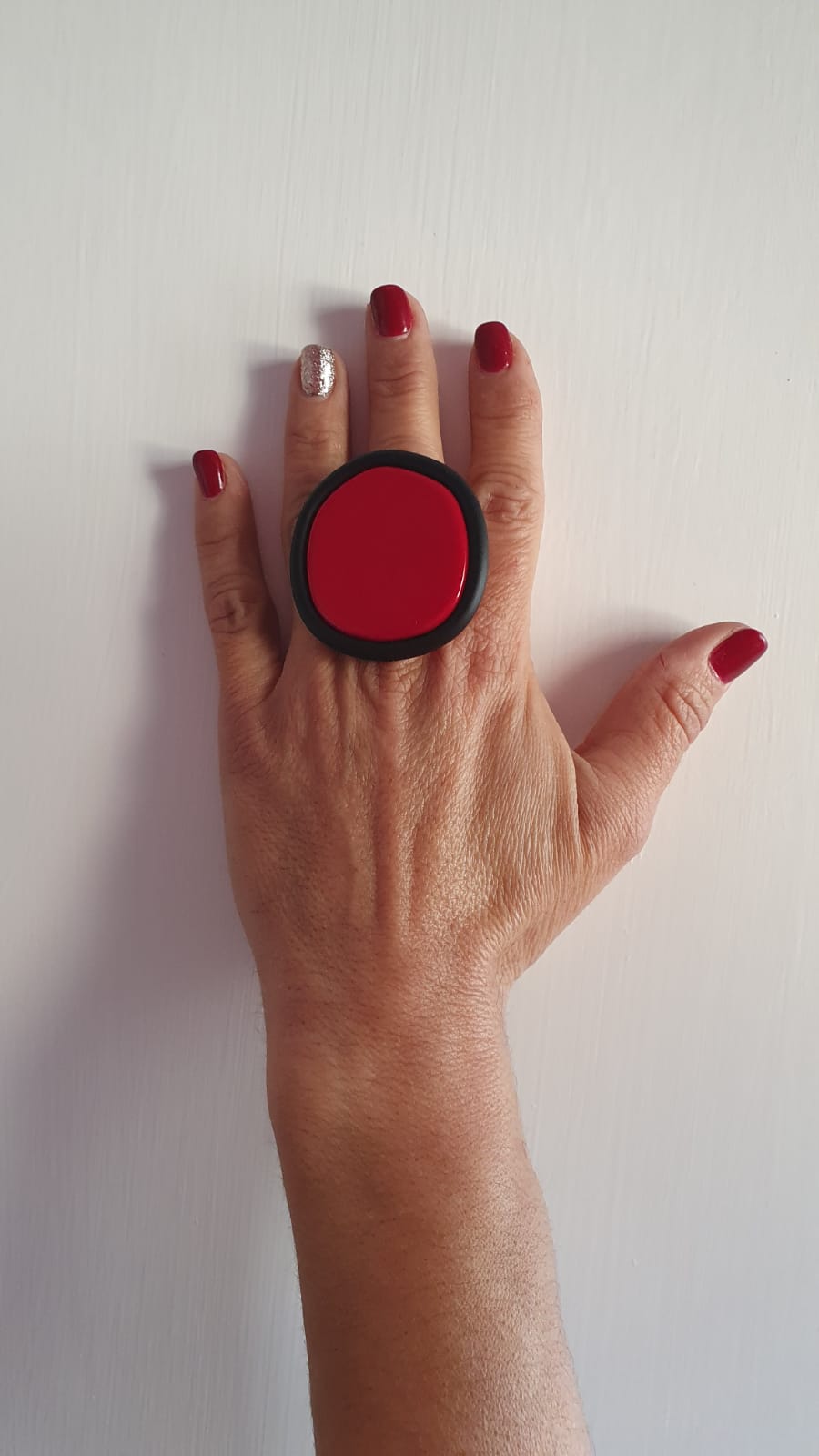 Anello rosso contorno nero