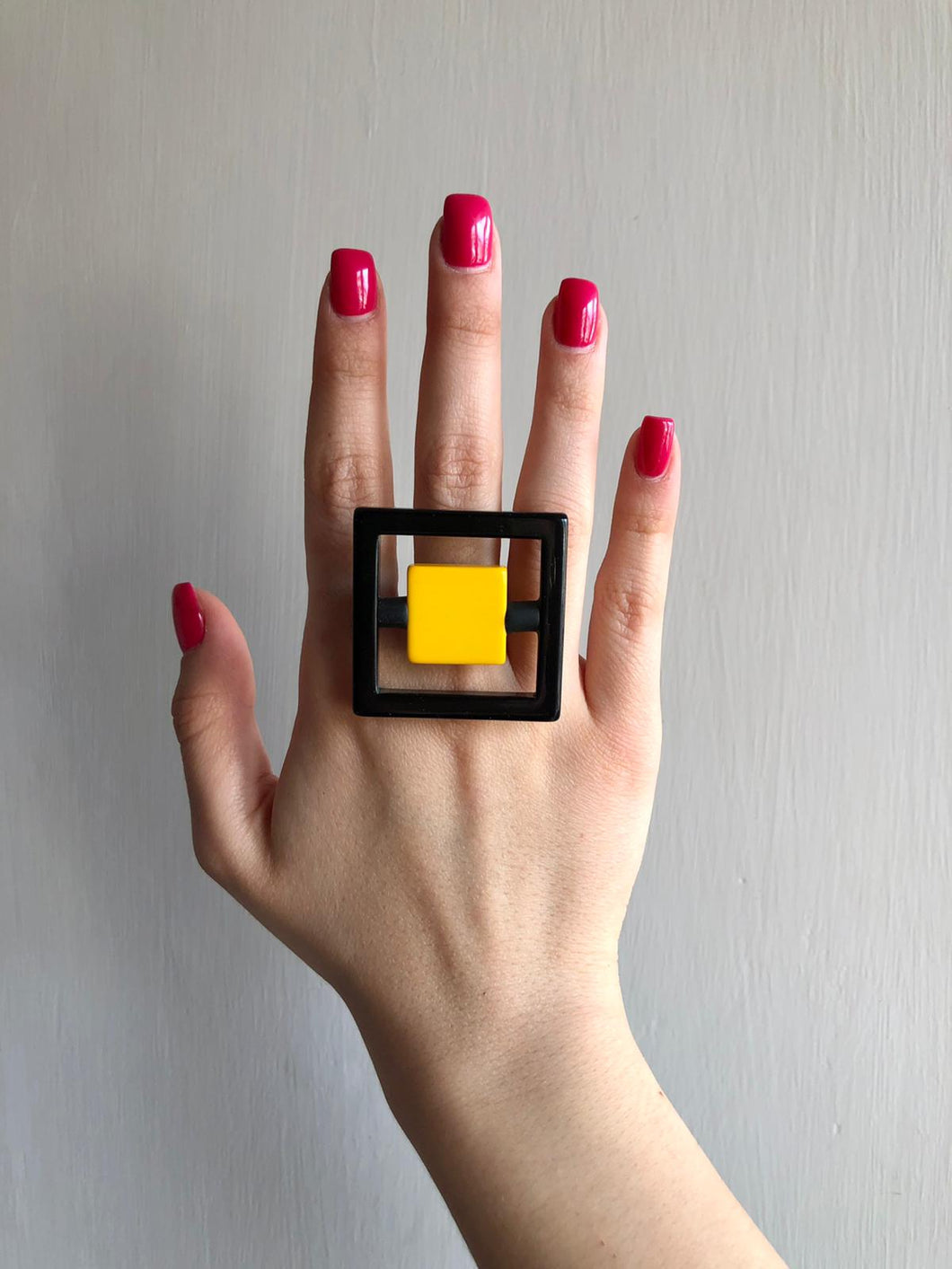 Anello quadro giallo e nero